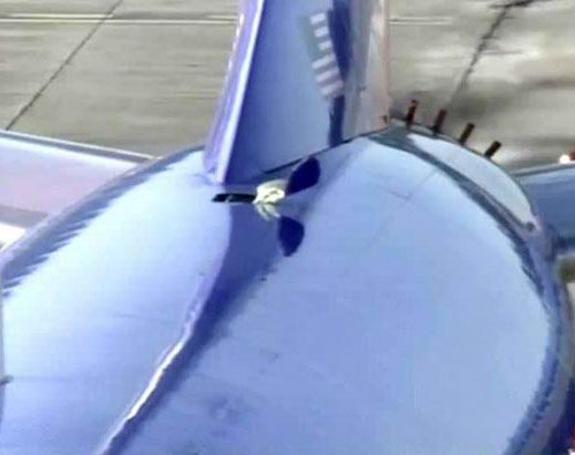 Aparece agujero en avion de pasajeros Boeing 737 durante vuelo Pasajeros ven el cielo a través del agujero
