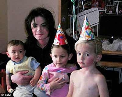 Michael Jackson padecía de esterilidad desde niño a concuencia de golpiza de su padre y se veía obligado a tener hijos con espermatozoides de otro