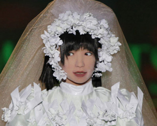 El robot japonés escenfica trajes nupciales de novia