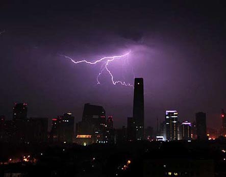 Escenas espectaculares de relámpago en diversos lugares del mundo