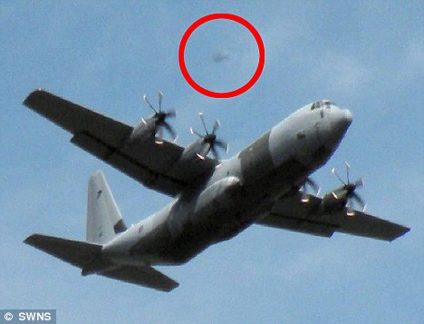 Profesor retidado inglés da a conocer foto que muestra OVNI “persiguiendo” avión militar