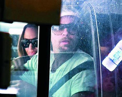 Jolie, radiante de sonrisa, sale en coche junto a Pitt por comida rápida, lo que hace desvanecer los rumores sobre su separación