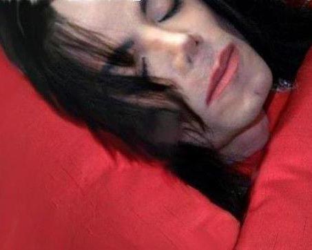 Se expone una imagen sospechosa de ser foto póstuma de Michael Jackson