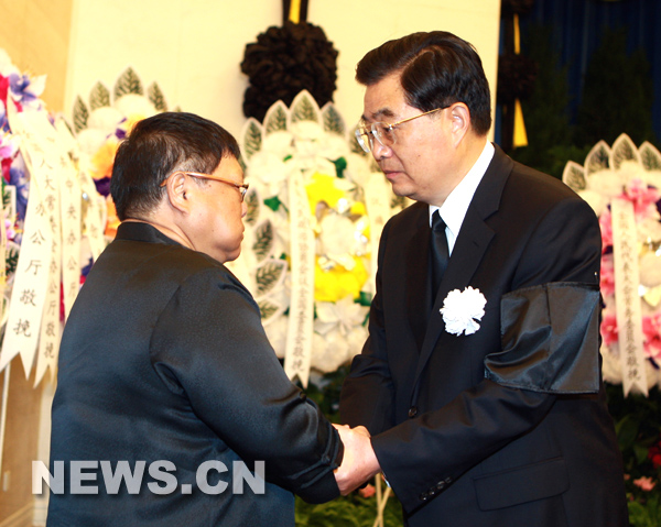 Hu Jintao El presidente chino Hu Jintao estrecha la mano a una familiar de Zhuo Lin en el funeral de Zhuo en Beijing. Zhuo Lin, viuda del difunto líder chino Deng Xiaoping, falleció el pasado 29 de julio a los 93 años de edad en Beijing tras complicaciones médicas, y fue cremada el lunes.