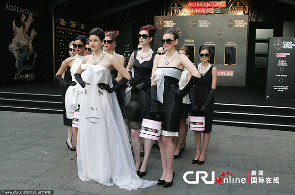 Chicas guapas festejan cumpleaños de Audrey Hepburn imitando su estilo y postura