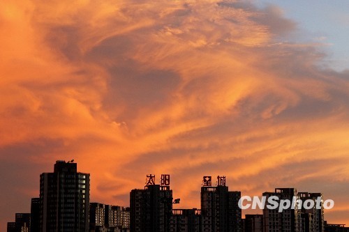 Aparece fenómeno espectacular de nubes rojizas en Beijing