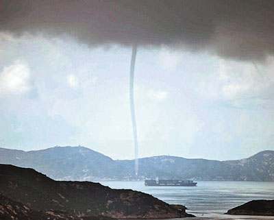 Aparece rara tromba acuática en aguas de Hong Kong