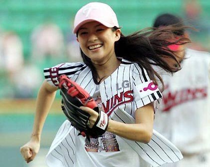 La estrella china Zhang Ziyi abre la competición de los equipos profesionales de béisbol de la República de Corea