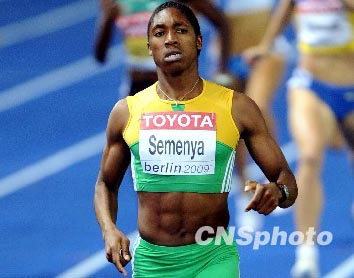 Campeona de la carrera de 800 metros para mujer del Campeonato Mundial de Campo y Pista se hunde en “Puerta de Sexo\