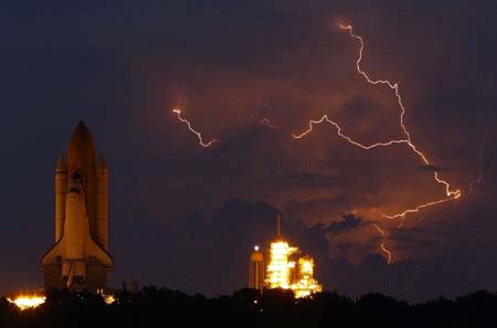 El transbordador especial Discovery despegará el martes