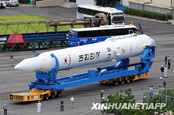 Llevan cohete espacial surcoreano a plataforma de lanzamiento