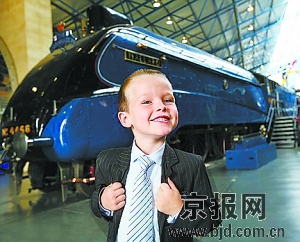 Niño de 6 años de Inglaterra se desempeña como inspector general de un museo