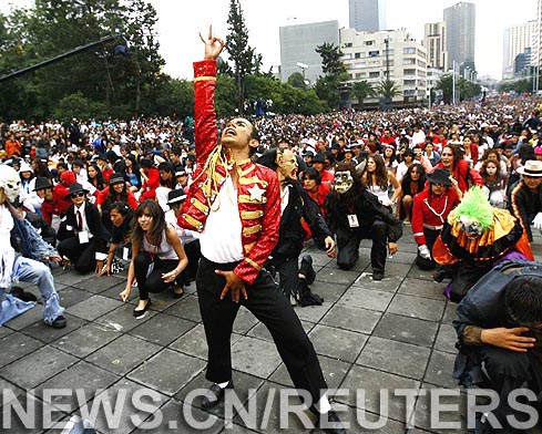 Rinden en dos días 50.000 mexicanos homenaje en Cd. México a Michael Jackson