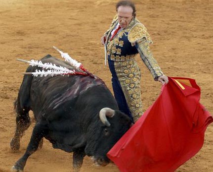 Torero de 67 años, retorna a plaza de toros y lucha contra toro de 500 kilos