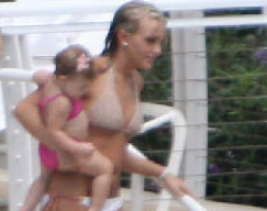 Familia de 3 generaciones de Britney Spears pasa vacaciones alegremente; Britney muestra amor materno a sus hijos