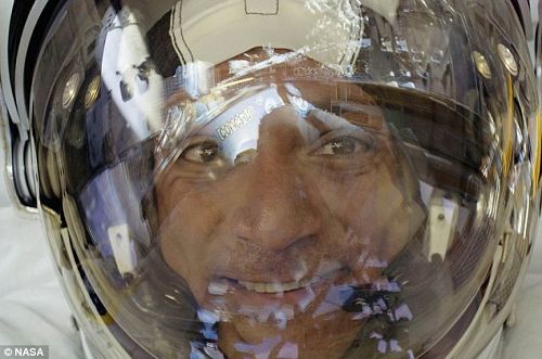 Astronautas de Discovery realizan sonrientes su paseo espacial 