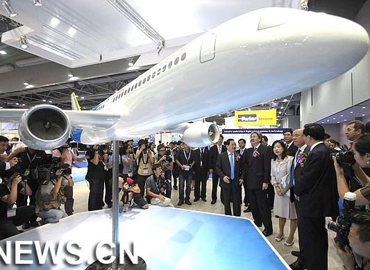 China presenta prototipo de avión de pasajeros chino C919