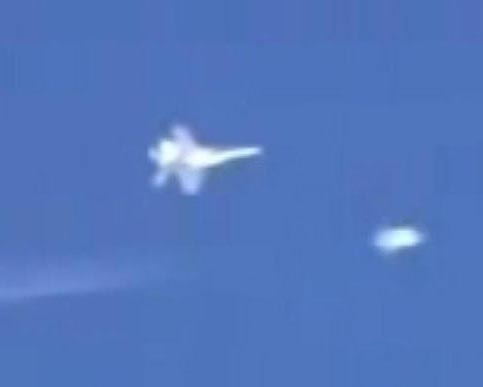 Medio de comunicación de Inglaterra revela foto que muestra avión de caza F-18 norteamericano persiguiendo OVNI