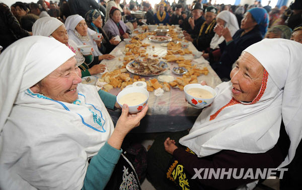 Habitantes de las 600 familias de la etnia hazak,  que se habían establecido a una vecindad de la ciudad Tacheng de Xinjiang, festejaron el 20 de marzo de 2009 su tradicional fiesta de primavera, que cae el 20 de marzo.