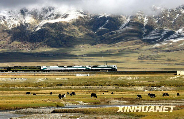 El tren T164 de Shanghai a Lhasa pasando al pie de las Montañas Nianqing-Tanggula (foto de archivo). El Ferrocarril Qinghai-Tibet fue puesto a servicio, lo que tiene gran significado para acelerar el desarrollo económico local. 