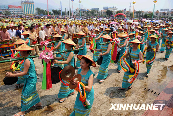 Habitantes de minorías étnicas festejando alegres la Fiesta de Rociada de Agua en la ciudad de Luxi de la Prefectura Autónoma de la Etnia Jingbo de Dehong, Provincia suroccidental china de Yunnan. (Foto de archivo)