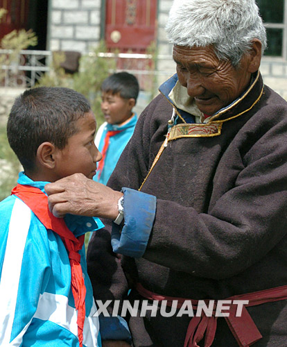 La foto tomada el 12 de junio de 2005 muestra al anciano tibetano Gehsang Duntsu junto con su nieto Lahgy, en la aldea Bantzunorbu, del distrito Qiangtze, la prefectura Shigatse del Tibet. En su juventud, el anciano fue siervo del dueño una finca en el distrito de Jiangtze, el Tibet. Privado de la libertad personal, llevaba una vida miserable y casi no tenía que comer. Gracias a la reforma democrática realizada en 1959 en el Tibet, especialmente tras la fundación de la Región Autónoma del Tibet, fue emancipado para ser el dueño de su propio destino. 