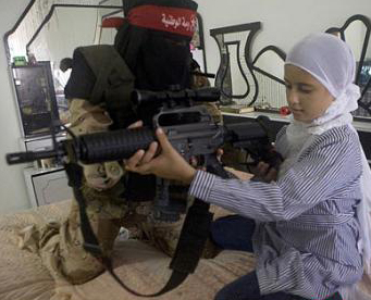Soldado mujer de Gaza enseña a su hija el manejo de fusil