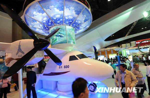 Exposición de Éxitos de los 60 Años desde la Fundacion de la República Popular China atrae a numerosos visitantes