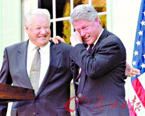 Clinton reveló que durante una visita a EEUU, Yeltsin, erbrio y con pantalones interiores, llamaba taxi