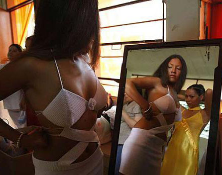 Show de vestidos de moda en cárcel de mujeres de El Salvador