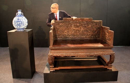 Precio de subasta de “trono de Qianglong” llega a 85.780.000 dólares hongkoneses, estableciendo nuevo récod mundial de subasta de muebles chinos