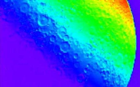 NASA da a conocer primera foto de formación de imagen térmica del “lado obscuro” de la Luna