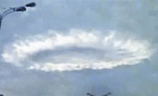 Aparece nube en forma de “anillo” dorado en cielo sobre Moscú