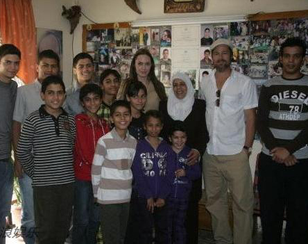 Pitt y Jolie visitan aldea de niños de Jordania
