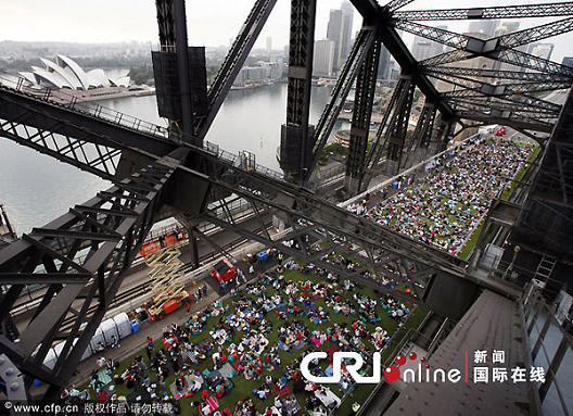 Realízase desayuno de mayor envergadura en el mundo en puente de puerto de Sydney