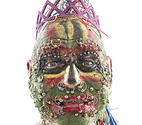 Hombre inglés de 78 años tiene 241 agujeros perforados en cuerpo, estableciendo nuevo récord mundial al respecto