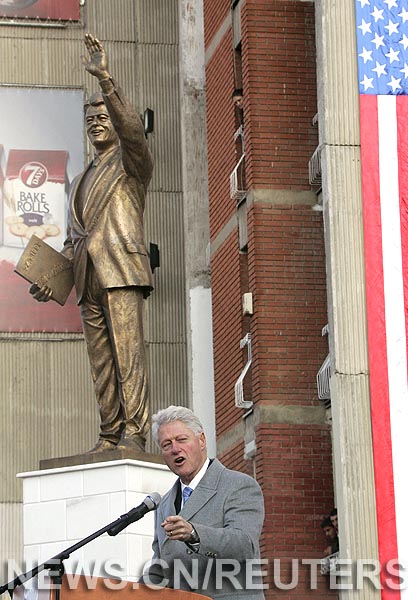 Asiste ex presidente de EEUU Clinton a inauguración de su estatua en Kosovo 