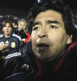Fútbol: Maradona visita a futbolista baleado en Argentina 