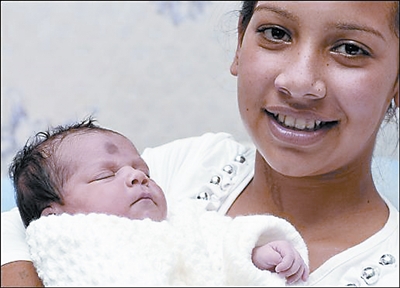 Una niña búlgara de 11 años se convierte en la madre más jóven tras dar a luz una bebé