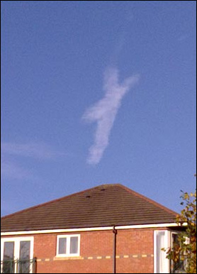 Nubes en forma de la cruz aparecen en Sheffield, Gran Bretaña, en el Día de Todos los Santos