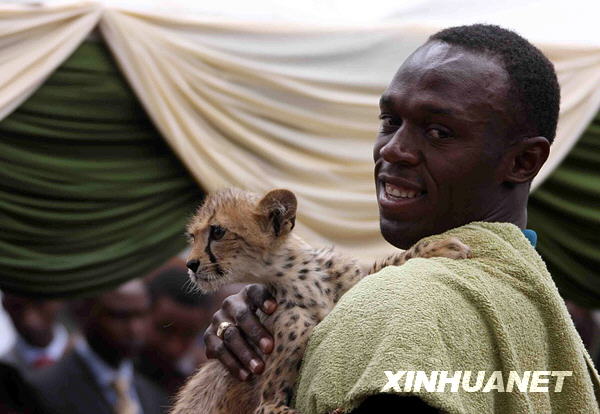 “Volador” jamaicano Bolt adopta un pequeño leopardo cazador