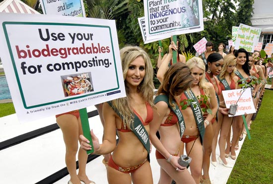 Las muchachas participantes en el concurso de Miss Mundo, en traje de baño, llaman por la protección del ambiente