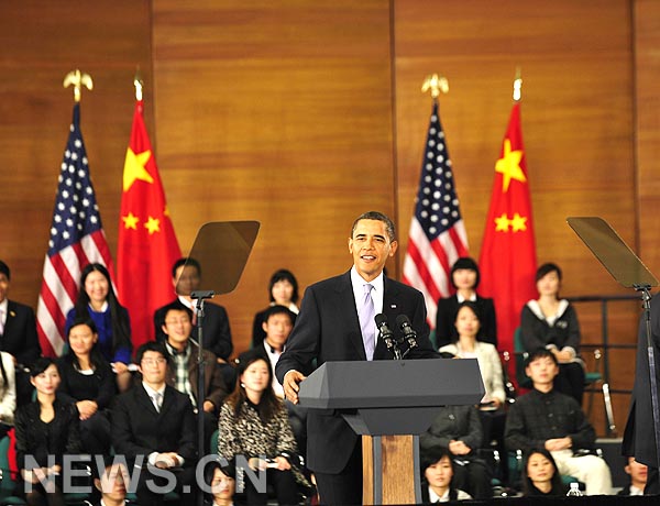 El presidente estadounidense, Barack Obama, pronuncia el lunes un discurso durante un diálogo con jóvenes chinos en el Museo de Ciencia y Tecnología de Shanghai, en el marco de su primera visita de Estado a China.