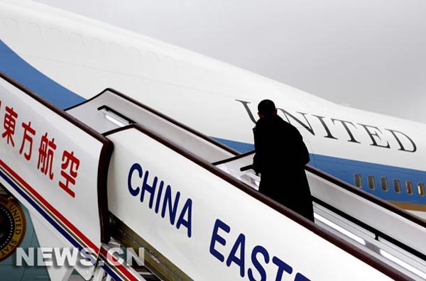 El presidente de Estados Unidos, Barack Obama, sube al avión presidencial, el Air Force 1, en Shanghai.