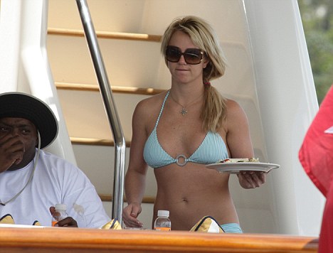 Britney Spears retoza a bordo de un yate de lujo mientras escapa de la controversia sobre su gira australiana