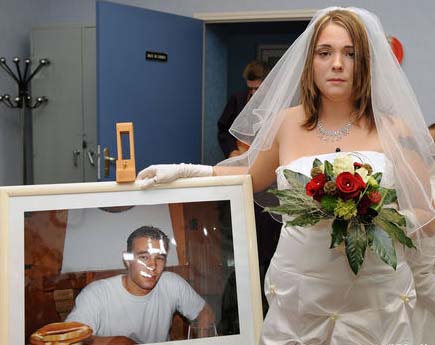 ¡Emocionante! Joven enamorada francesa se casa con foto