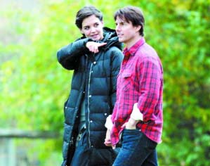 Katie Holmes “vende” privacidades de su esposo Tom Cruise