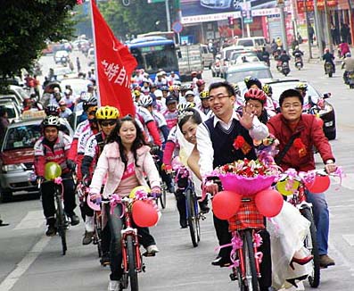 Guangdong: Un convoy nupcial formado por 99 bicicletas