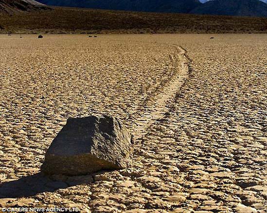 Enormes rocas del Valle de la Muerte de California de EEUU pueden“caminar” solos