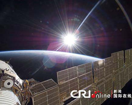 Astronauta norteamericano fotografía esplendoroso levantamiento del sol en Estación Espacial Internacional
